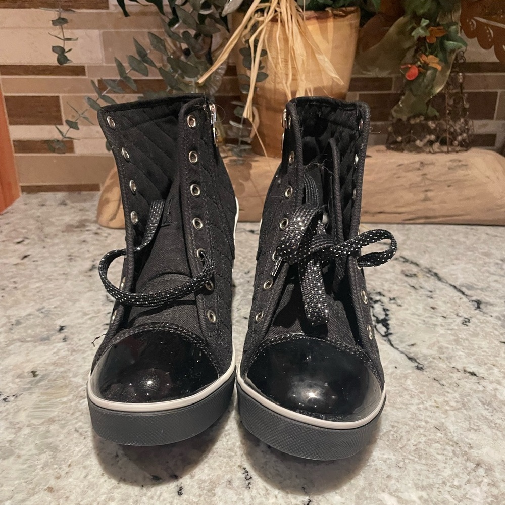 Stylish Black High-Top Women's Sneakers.NEW, without tag and box